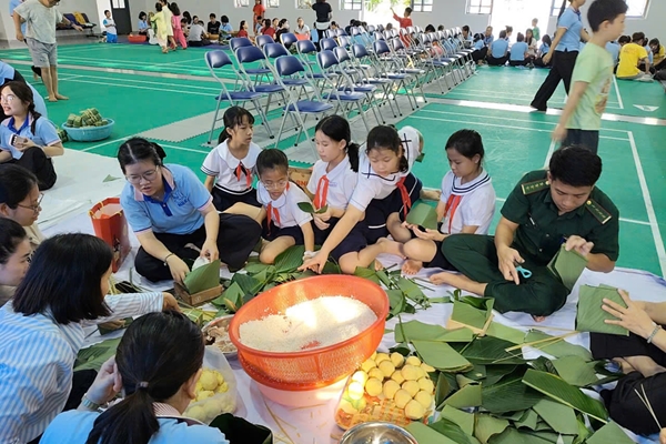 Bộ đội giúp các thầy, cô giáo gói bánh chưng tặng học sinh nghèo